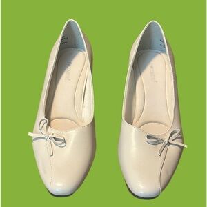 NWOT I Love Comfort Nadia Beige Squared Toe Chunky Heels 9